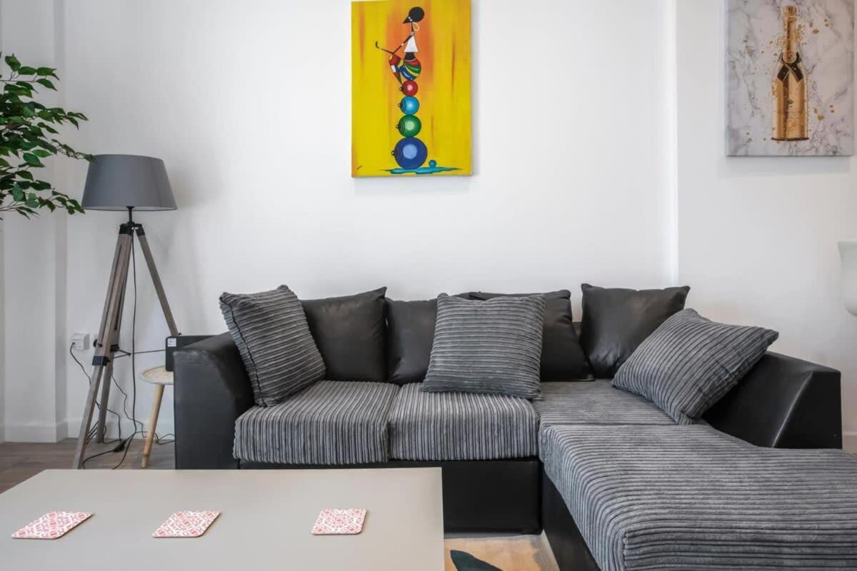 Lovely 1 Bedroom Apartment In Central Woking Exterior photo
